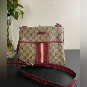 Pre-loved Gucci Vintage Crossbody in Good Condition. Verified Authentic.